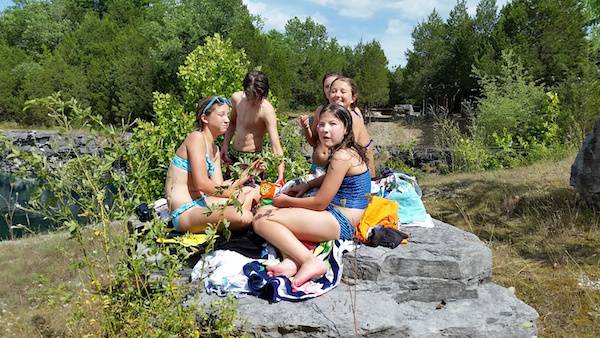 teenagers picknicking